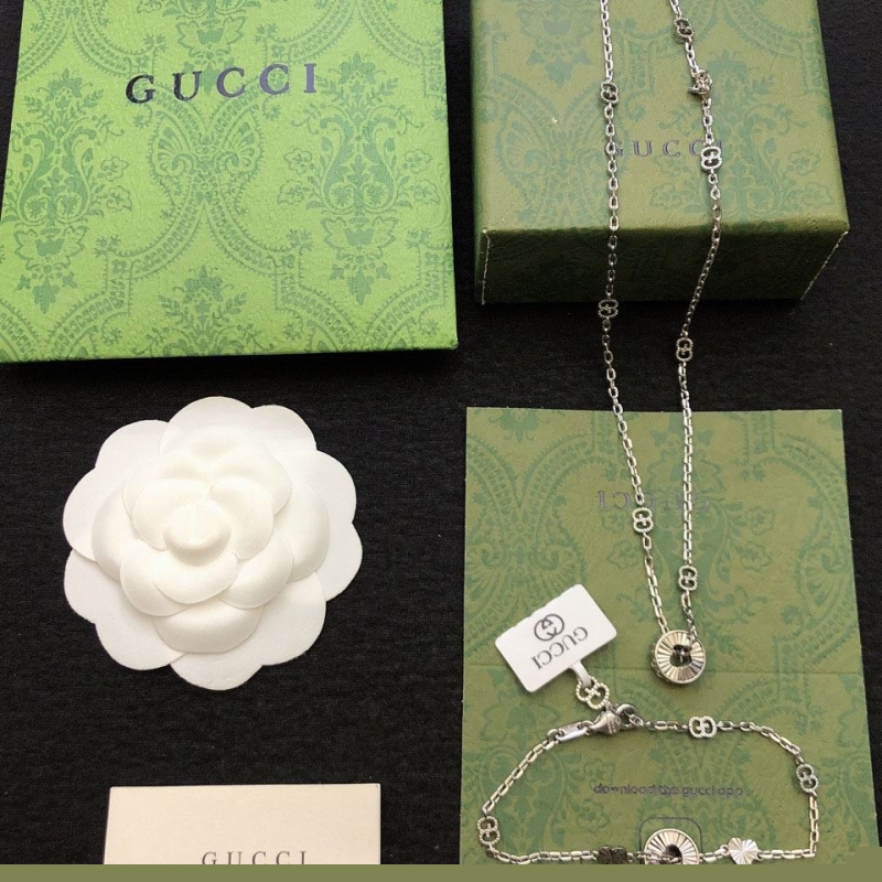 G*u*i necklaces